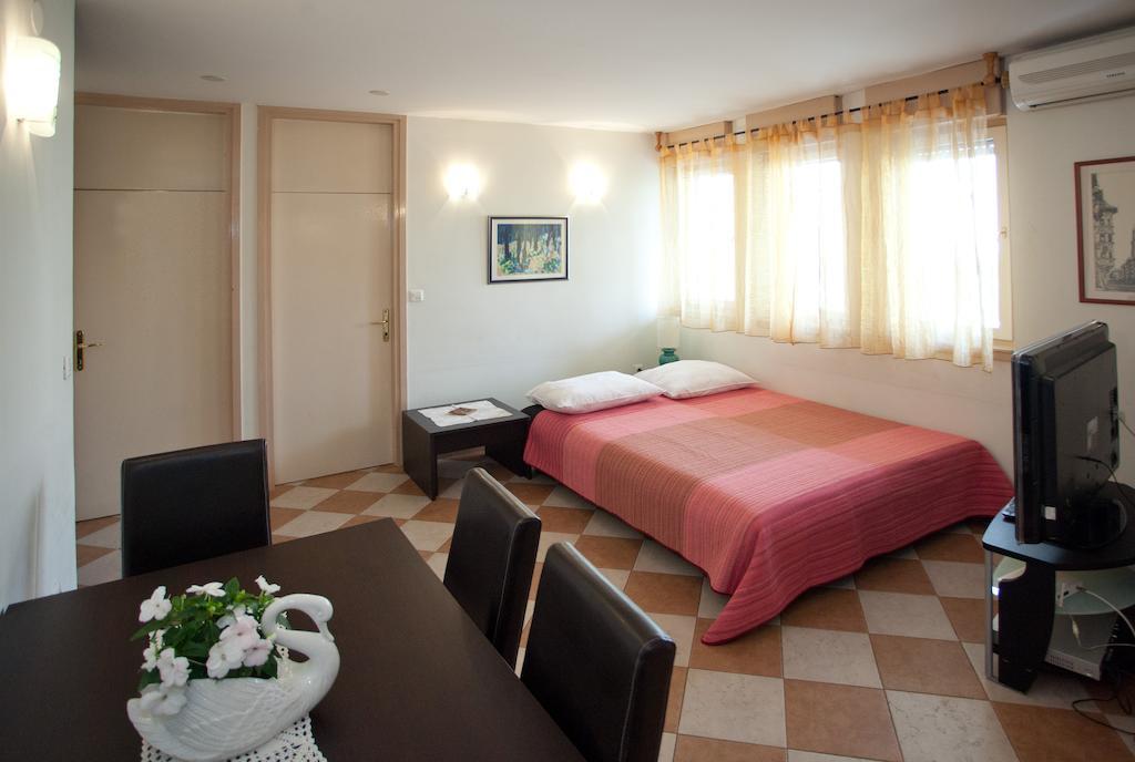 Ideal Location Split Apartments Quarto foto